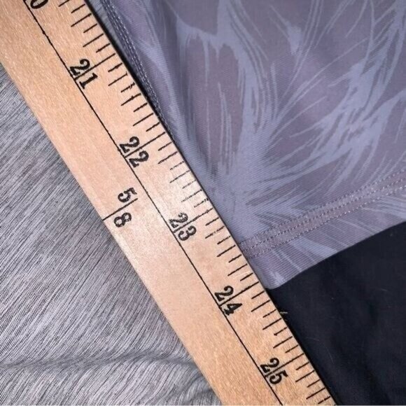 Fabletics Bloom Field Floral Lilac Color Athletic Crop Yoga Leggings Size Small - Picture 5 of 6